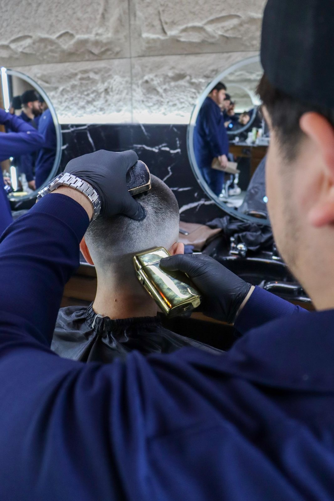 Detalle de un fade trabajado con máquina por un barbero de Barber House