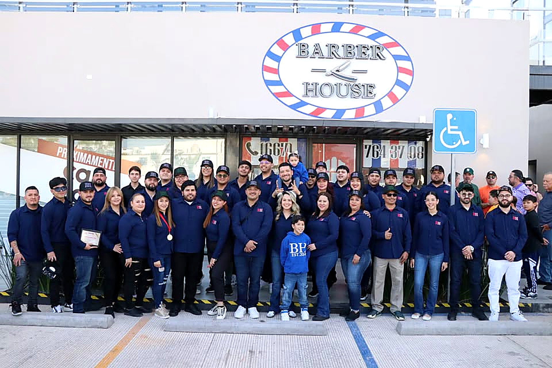 Equipo de Barber House Culiacán frente a la fachada